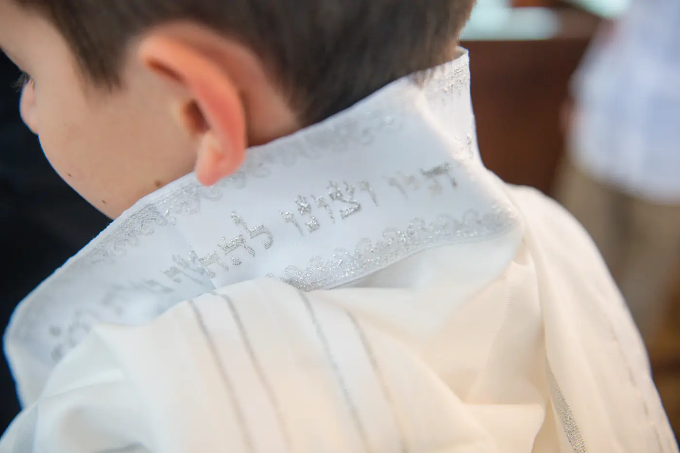חיוך של גאווה מההורים בטקס עליה לתורה