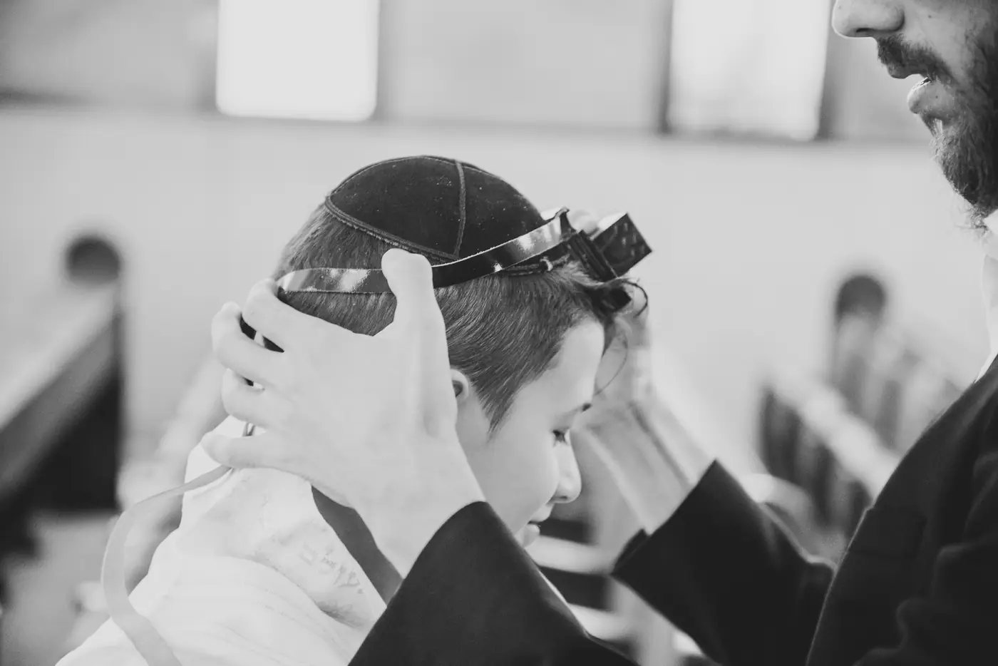 חיבוק משפחתי בבית הכנסת אחרי הטקס
