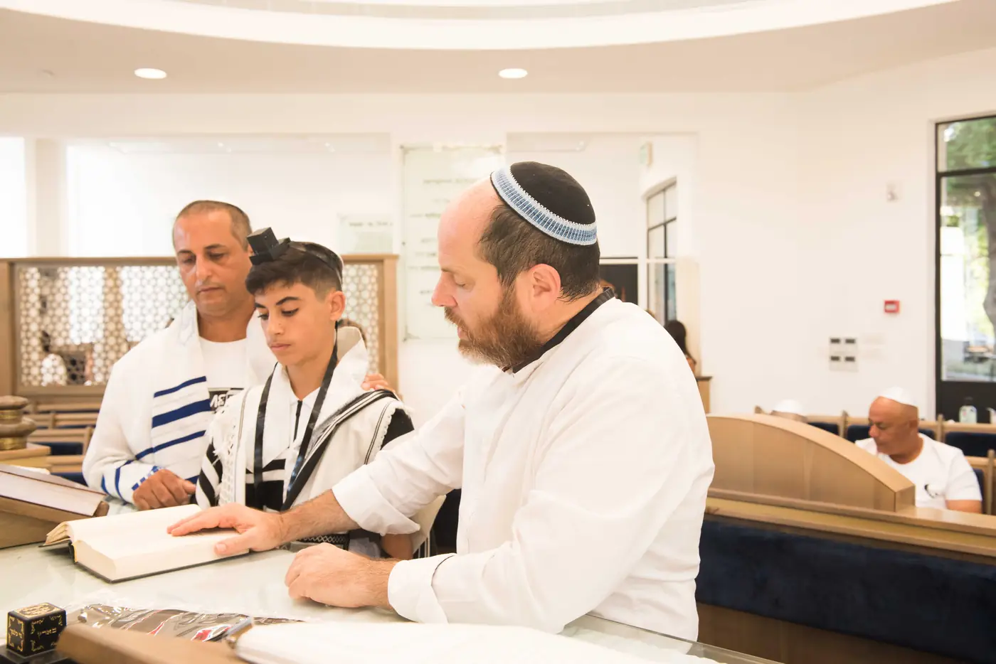 רגע צחוק ספונטני בין בני המשפחה