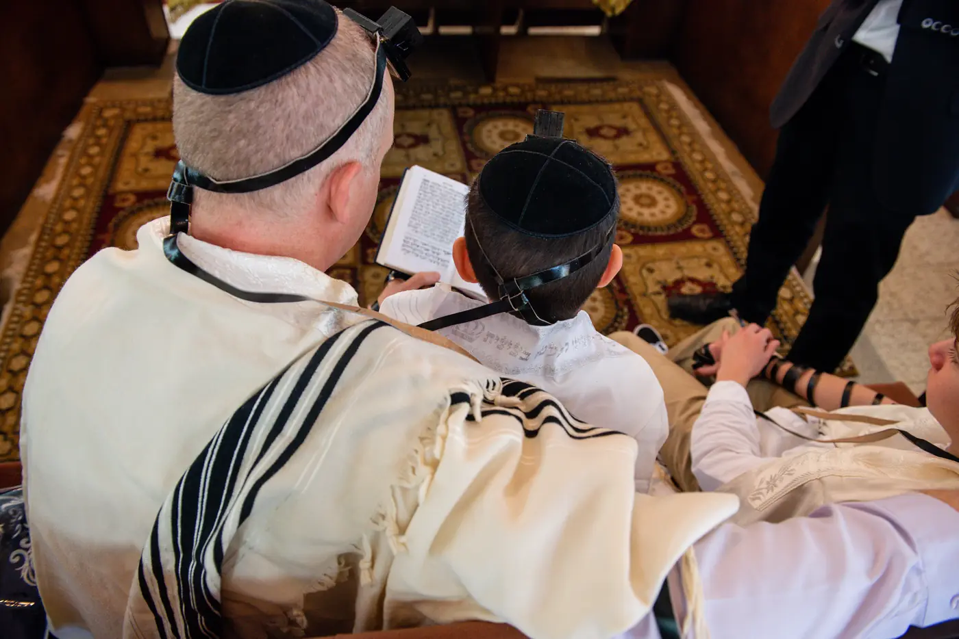 אצבע מונחת על שורות בסידור התפילה