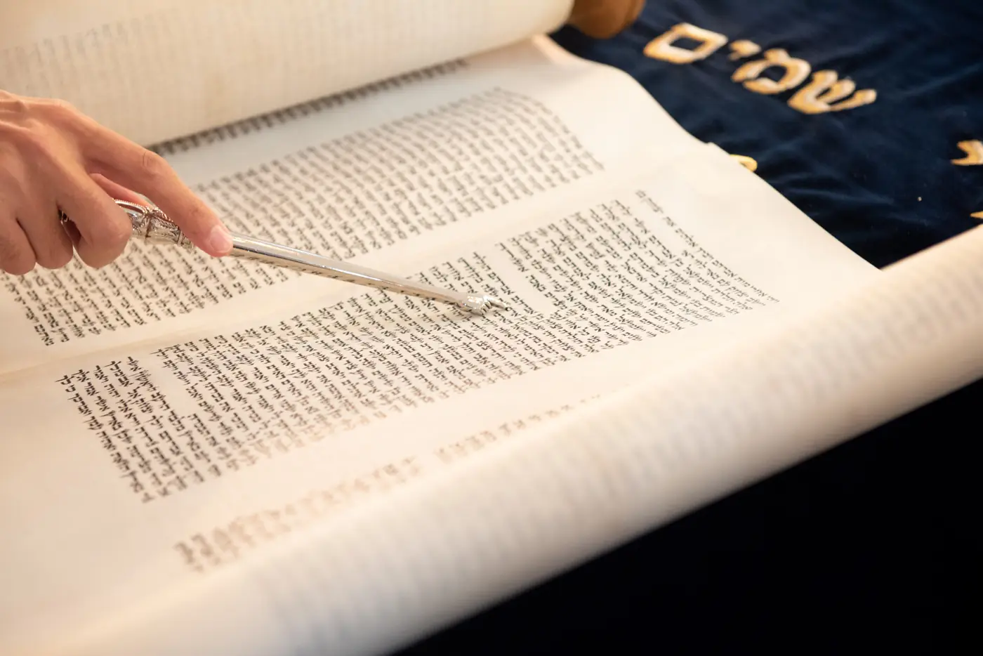 אב ובנו עטופים בטלית בבית הכנסת