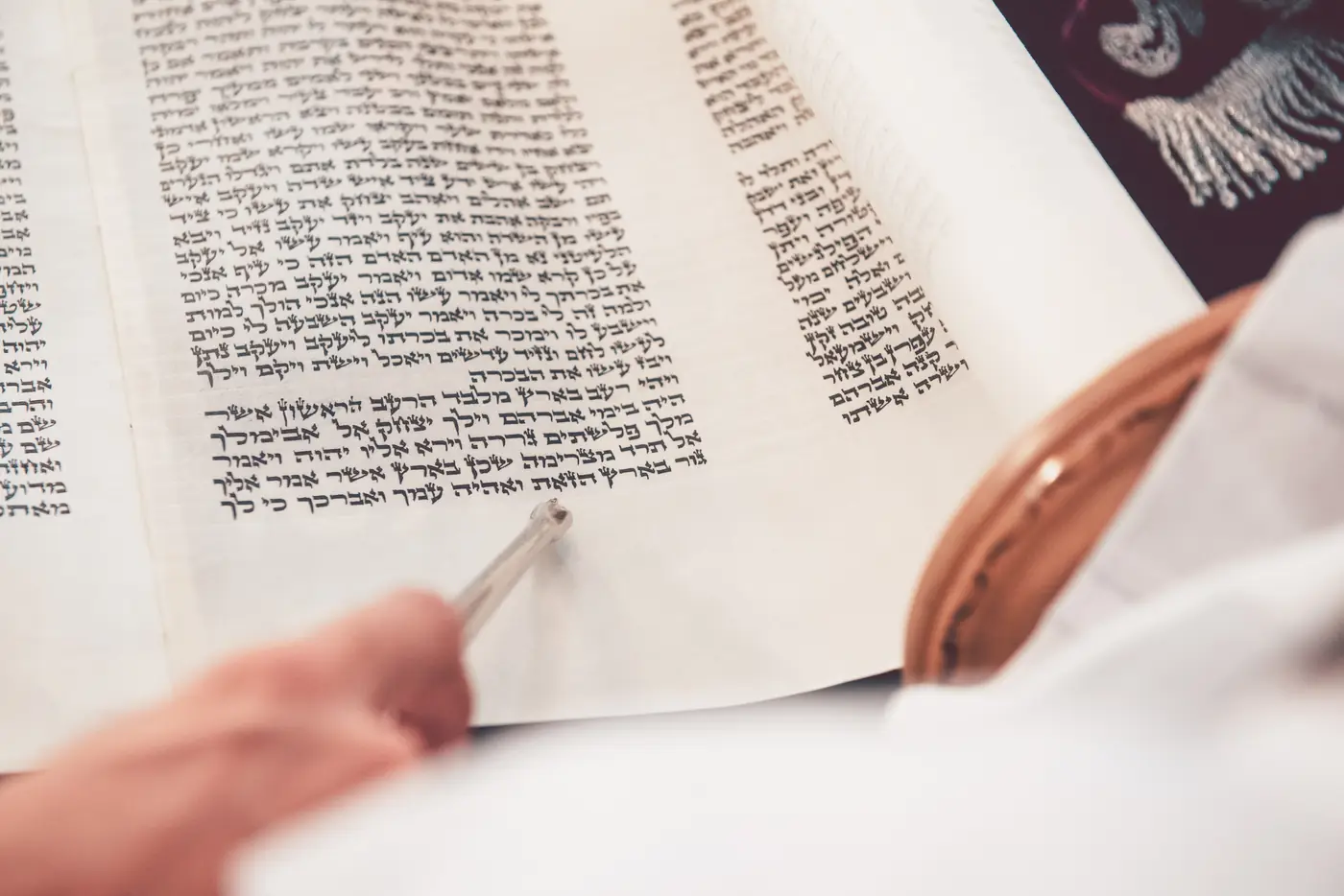 מצביע כסף על ספר תורה פתוח