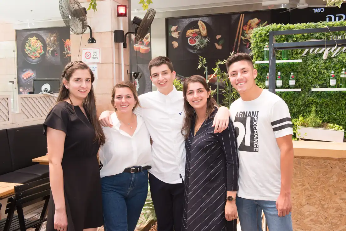 חברים ובני משפחה חוגגים באירוע בר מצווה