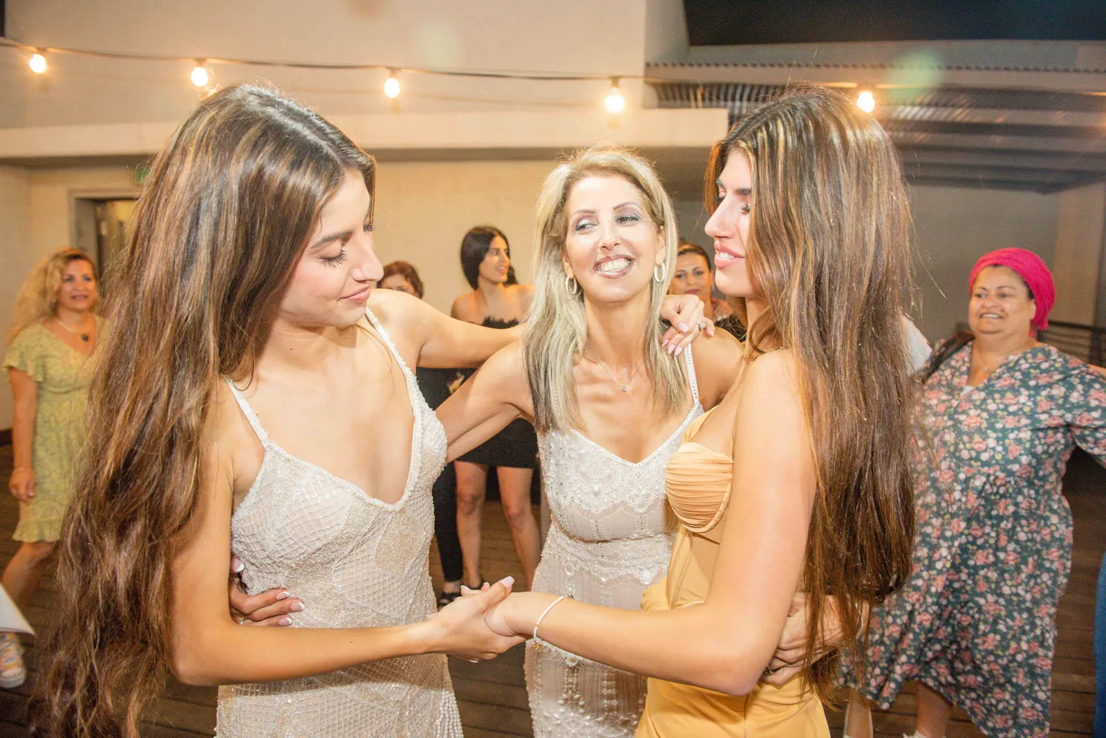 ריקוד בבגדים מסורתיים בטקס חינה