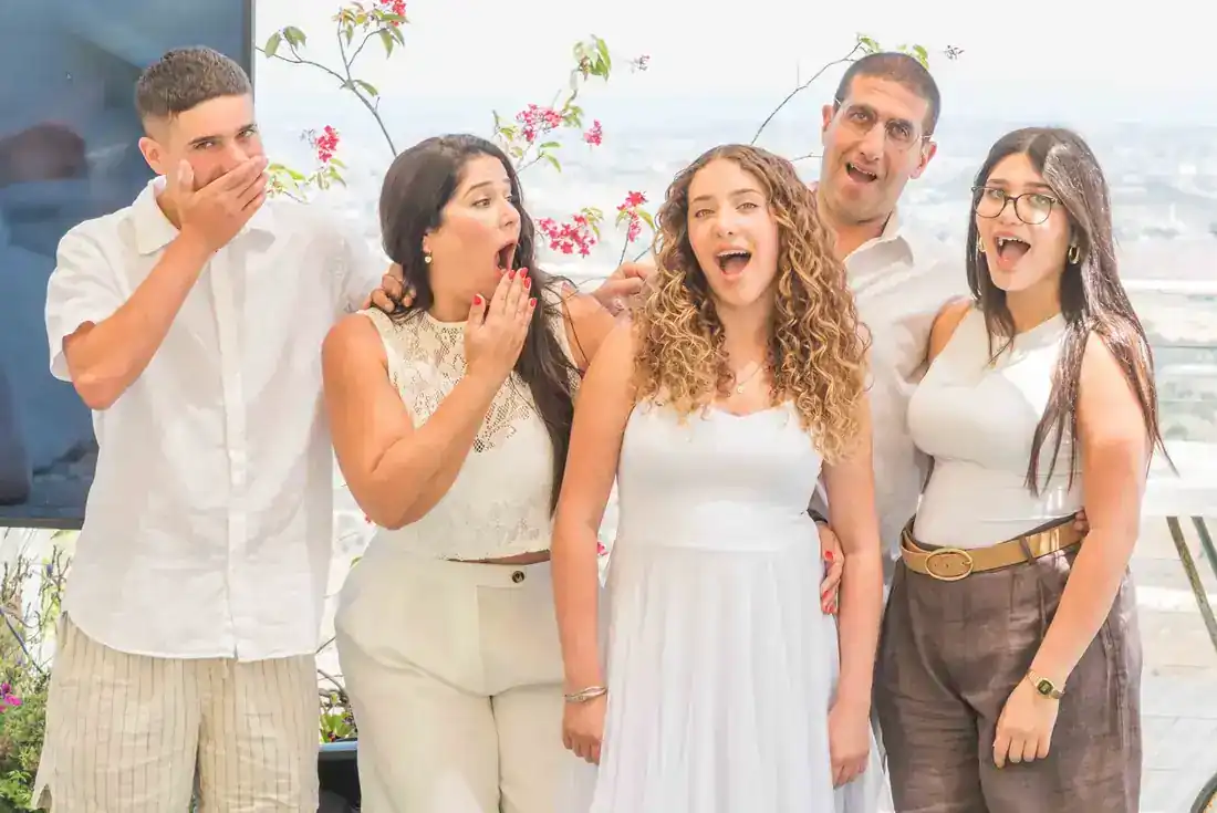 תינוק ורגלי הורה - רגע אינטימי