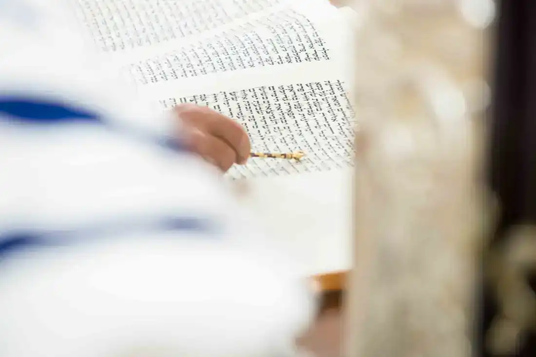 רגע אינטימי בין בני זוג - צילום חתונה