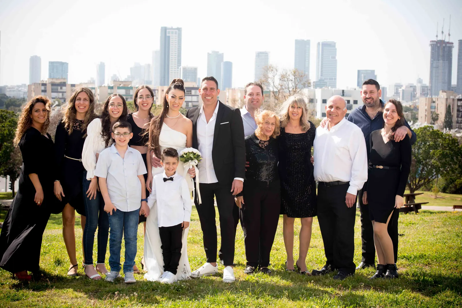 תמונה משפחתית גדולה עם קו הרקיע של תל אביב ברקע