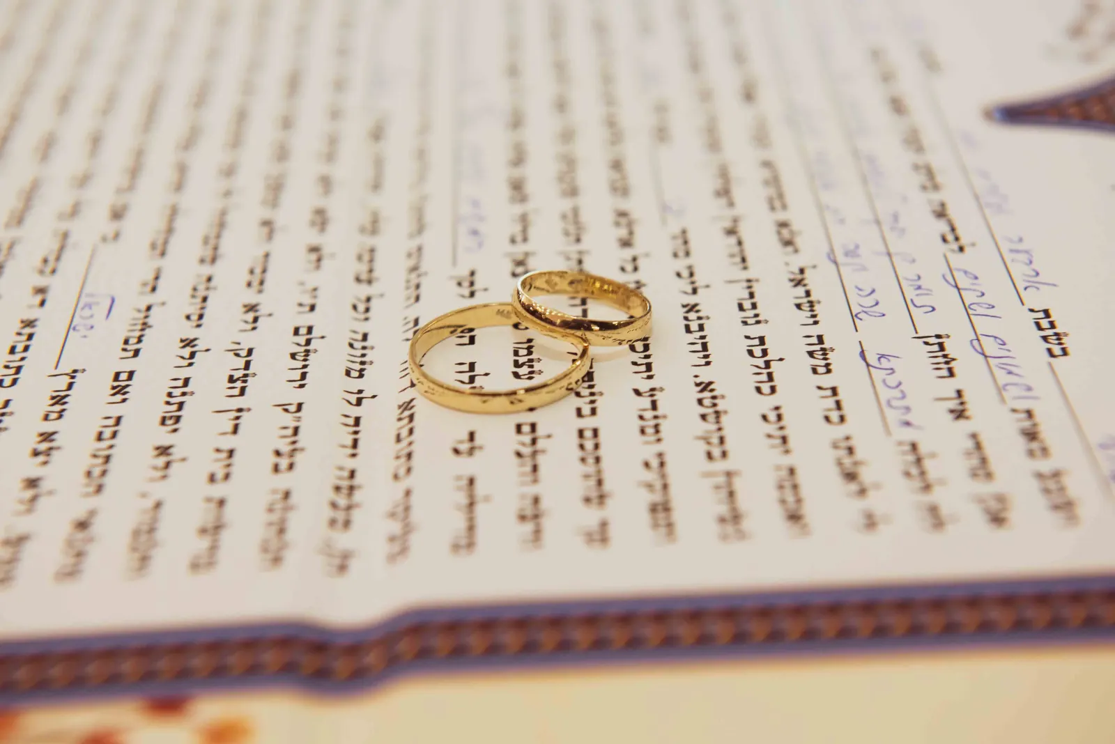 טבעות נישואין מונחות על הכתובה